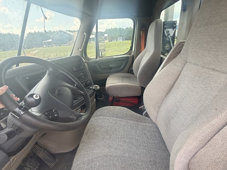 2018-freightliner-cascadia-125-image-5