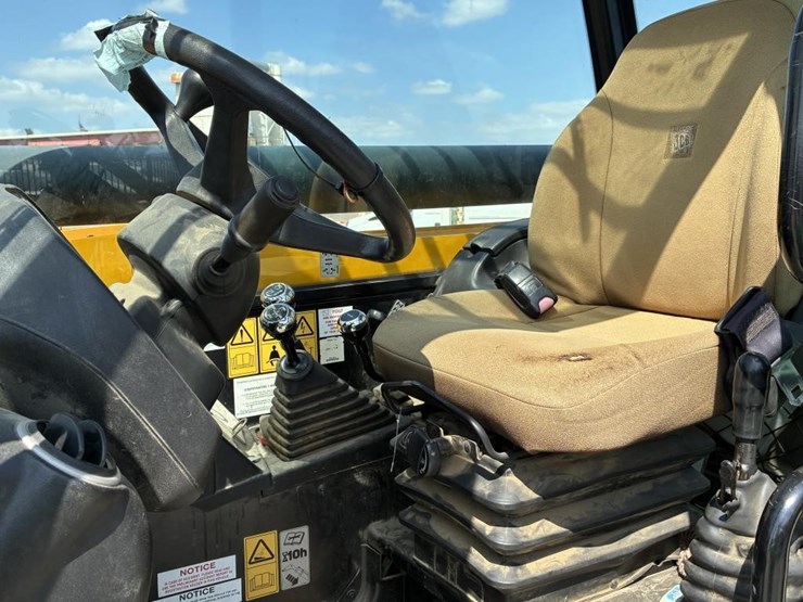 2014-jcb-550-140-image-15