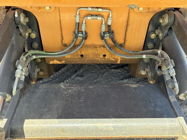 2016-case-850m-image-17