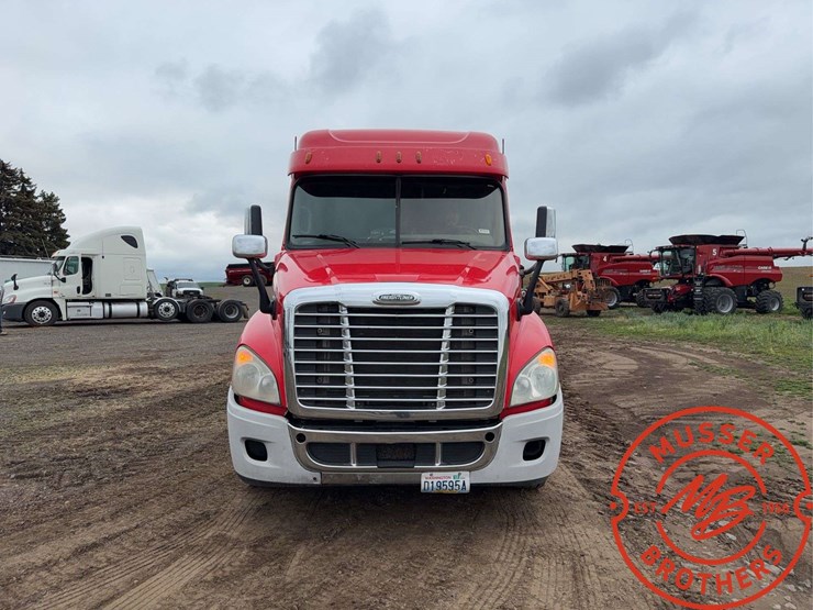 2013-freightliner-cascadia-125-image-8