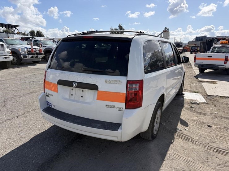 2009-dodge-grand-caravan-se-image-3
