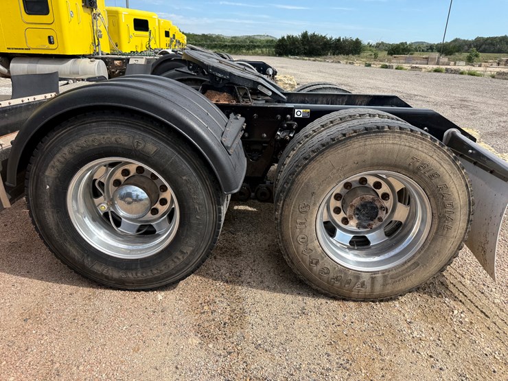 2016-kenworth-t800-image-17