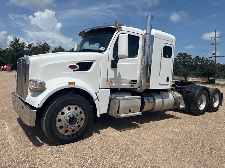 2020-peterbilt-567-image-1