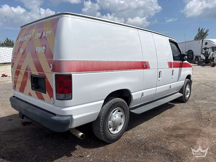 2013-ford-e-250-cargo-van-image-3
