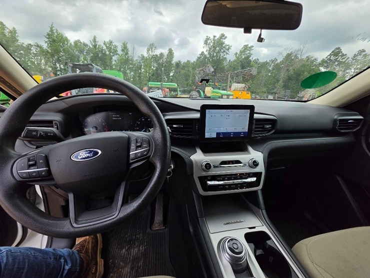 2021-ford-explorer-image-18