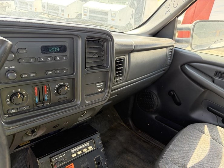 2003-chevrolet-silverado-2500-image-17