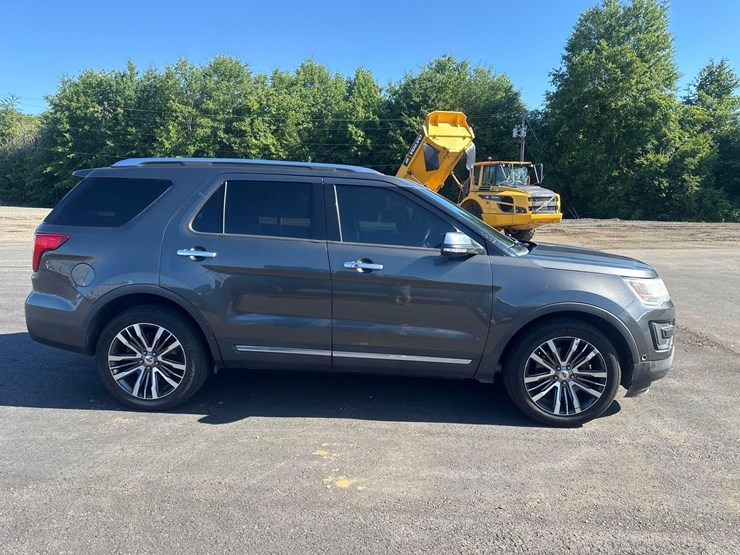 2016-ford-explorer-platinum-image-2