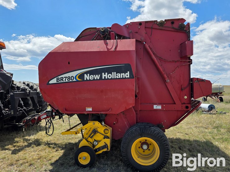 new-holland-br780-image-8