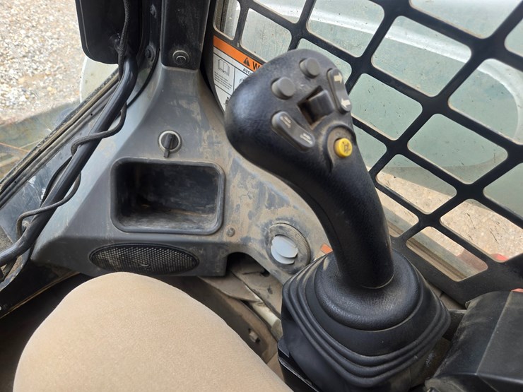 2023-bobcat-t770-image-30
