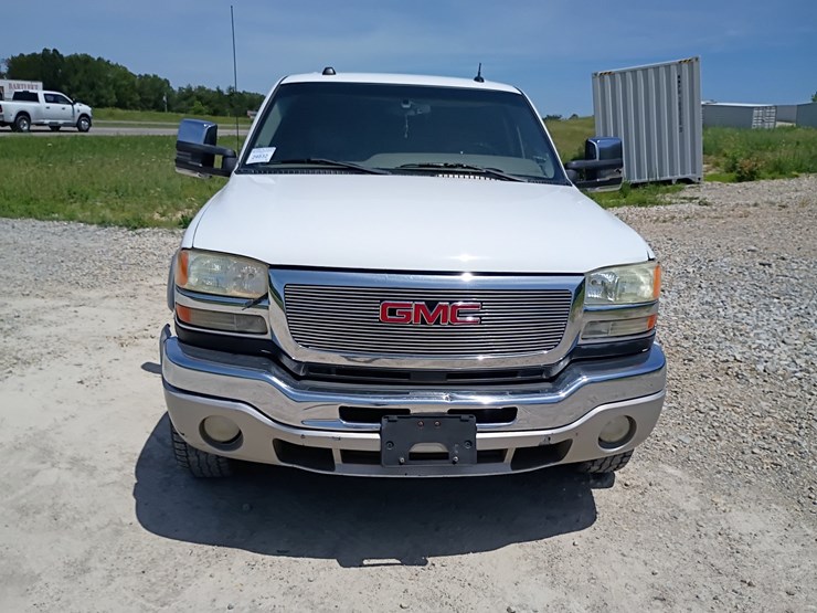 2005-gmc-sierra-2500-image-15