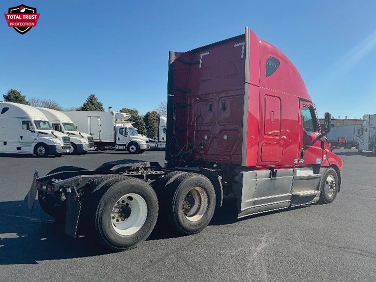 2022-freightliner-cascadia-126-image-2