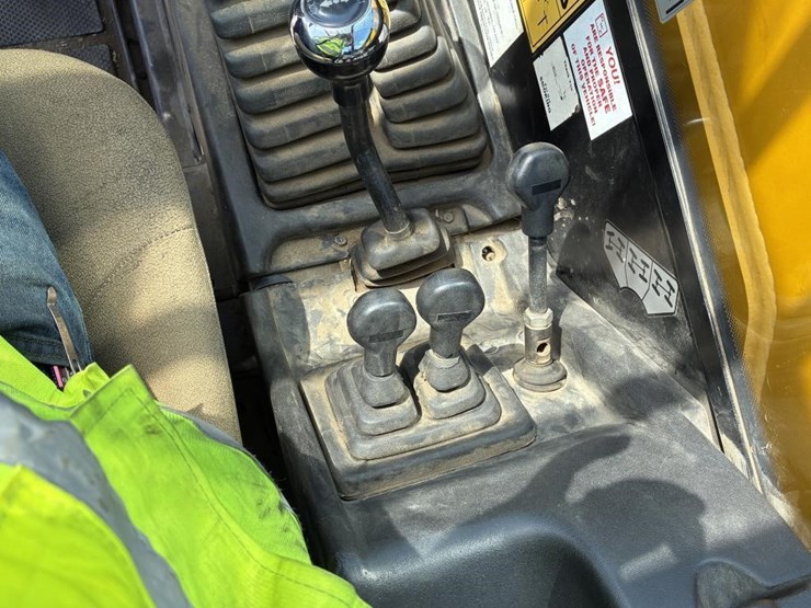 2014-jcb-550-140-image-16