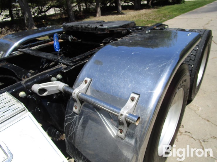 2016-freightliner-122sd-image-12