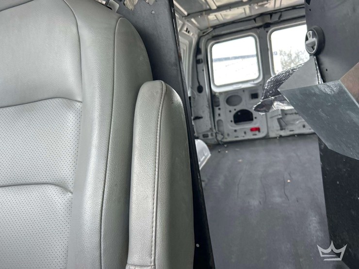 2013-ford-e-250-cargo-van-image-21
