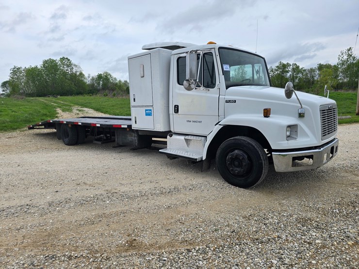 2001-freightliner-fl60-image-21