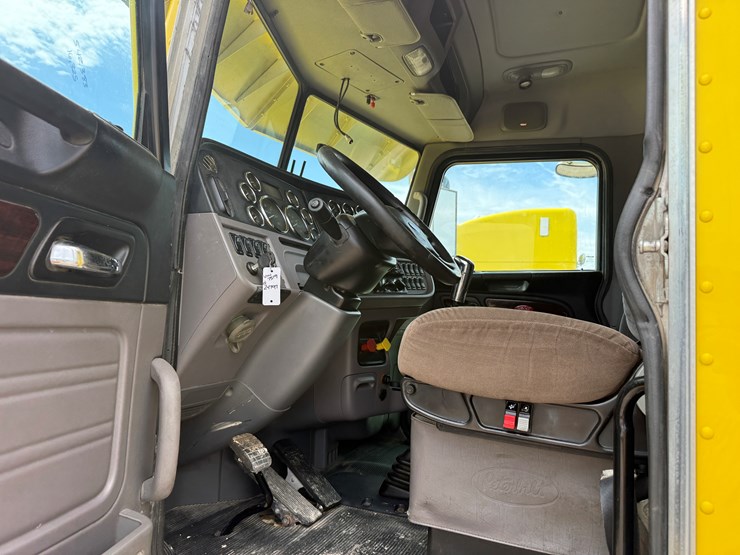 2014-peterbilt-389-image-10