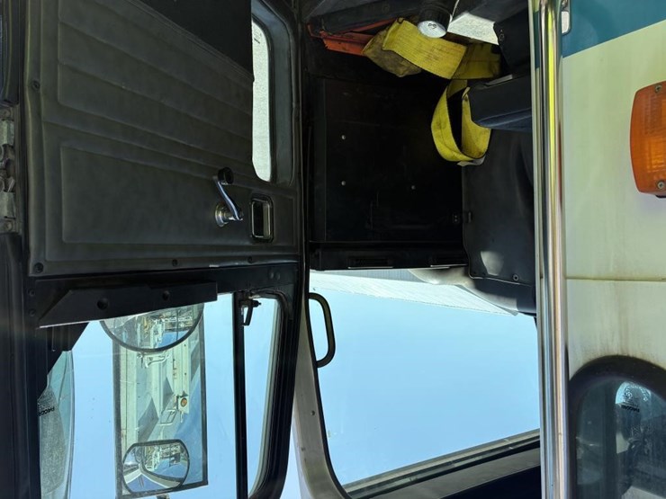 2009-peterbilt-320-image-10