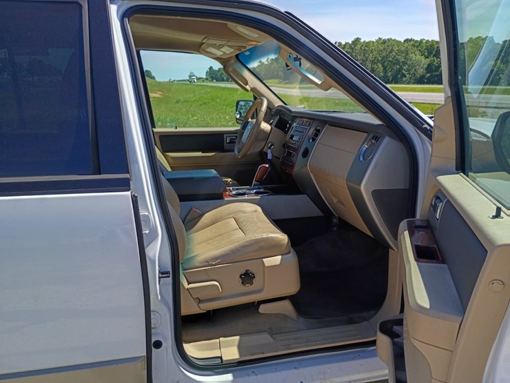 2010-ford-expedition-image-36