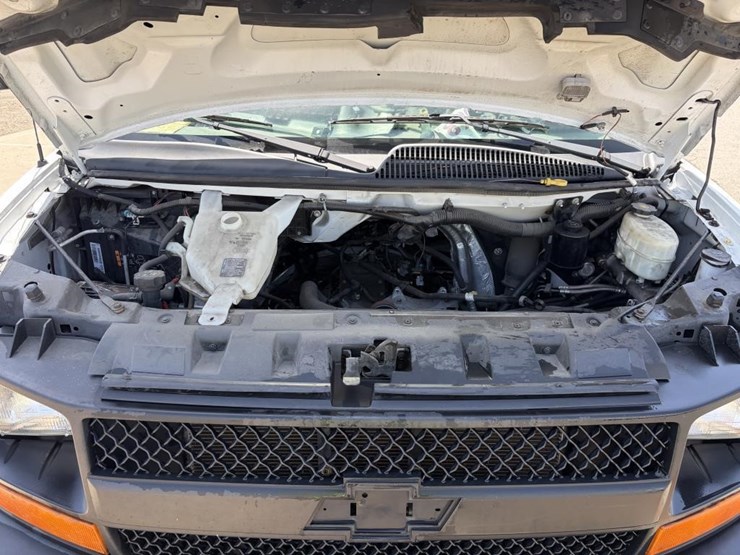 2016-chevrolet-express-3500-image-9