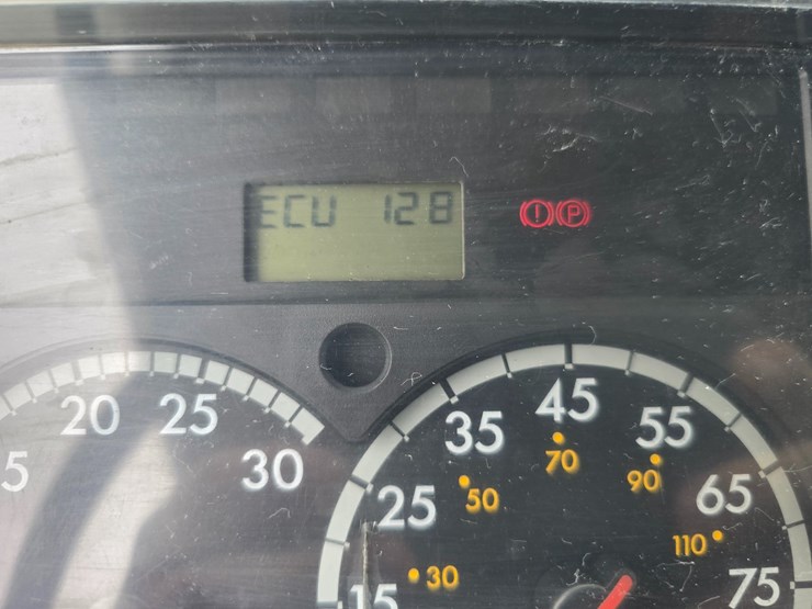 2001-freightliner-fl60-image-61