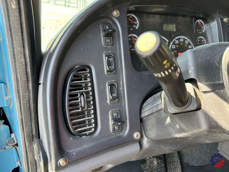 2010-freightliner-m2-106-image-120
