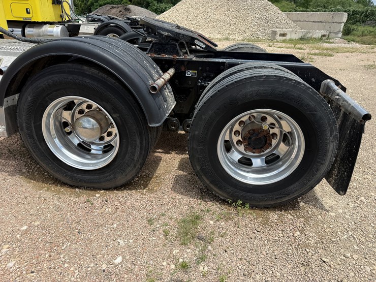 2015-kenworth-t800-image-17