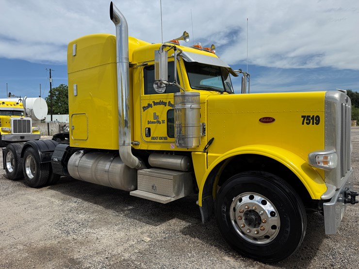 2014-peterbilt-389-image-3