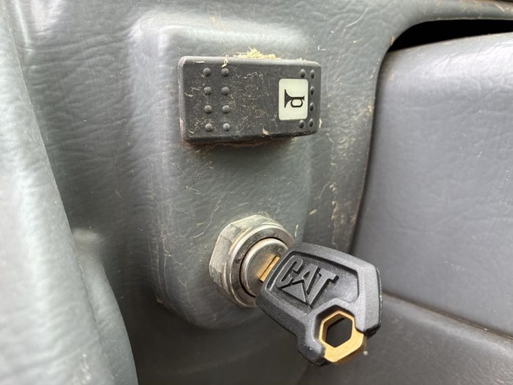 2015-caterpillar-th255c-image-25