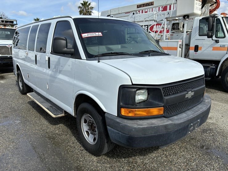 2013-chevrolet-express-3500-image-2