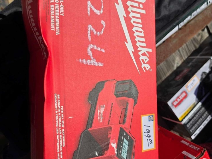 2224---milwaukee-m18-inflator-image-1