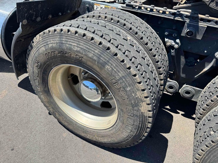 2021-kenworth-t880-image-21