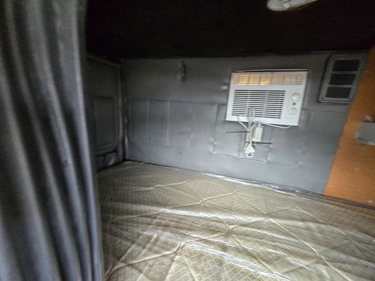 2001-freightliner-fl60-image-69