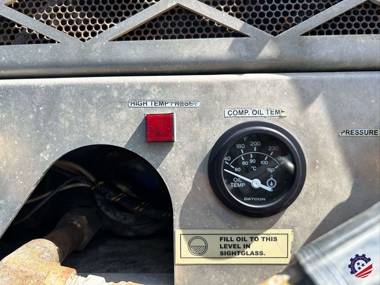 2010-freightliner-m2-106-image-35