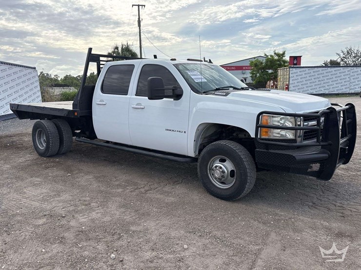 2007-chevrolet-silverado-3500hd-4x4-crew-cab-flatbed-truck-image-2