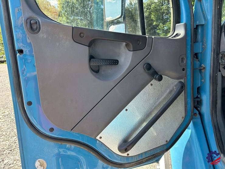 2010-freightliner-m2-106-image-106