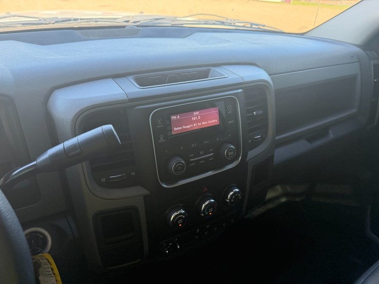 #126-•-2015-ram-3500-flatbed-truck-image-12