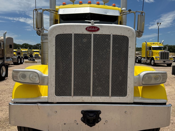 2014-peterbilt-389-image-2