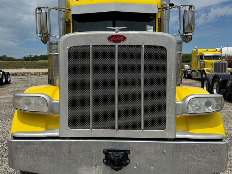 2015-peterbilt-389-image-2