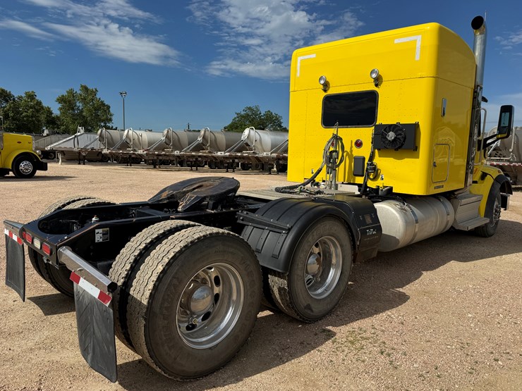 2018-peterbilt-567-image-5