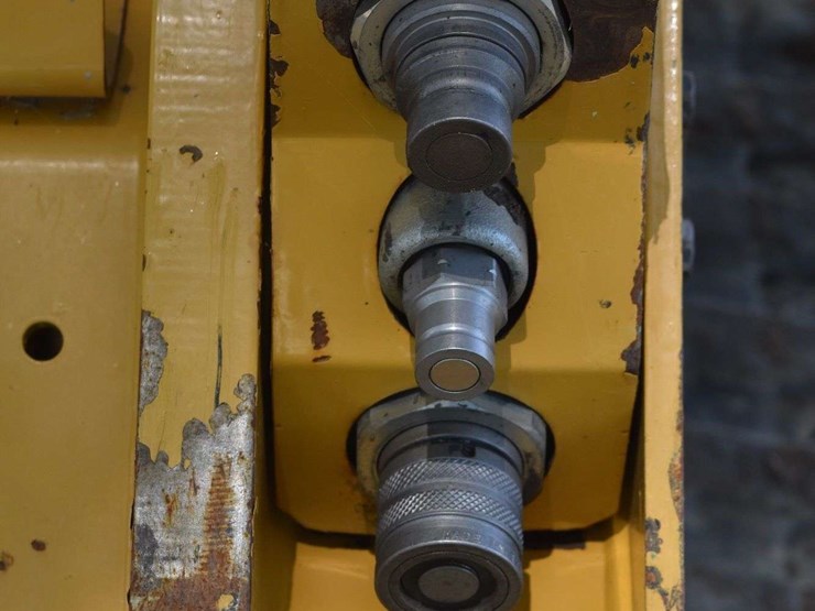 2017-caterpillar-d2-image-42