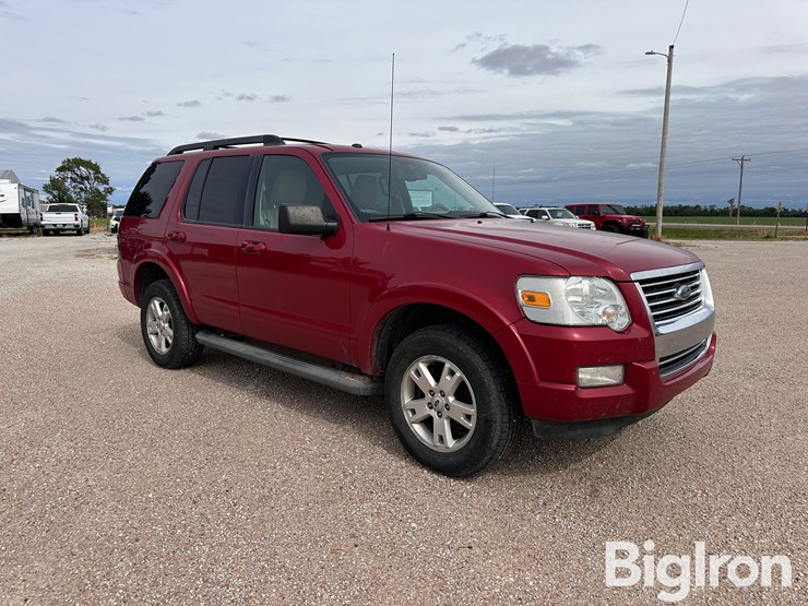 2010-ford-explorer-xlt-image-3