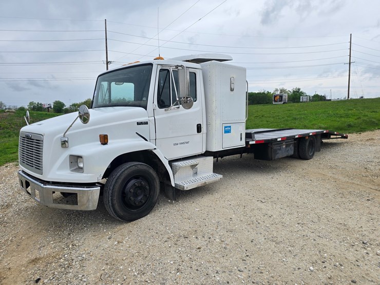 2001-freightliner-fl60-image-3