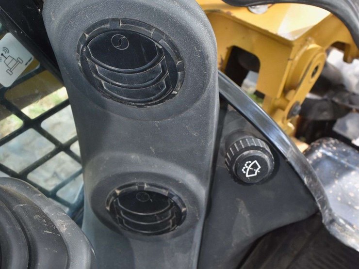 2017-caterpillar-d2-image-55