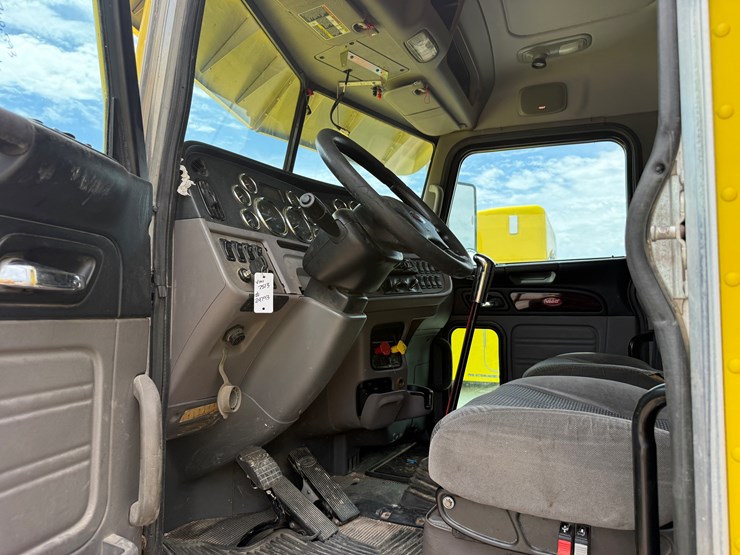 2014-peterbilt-389-image-9
