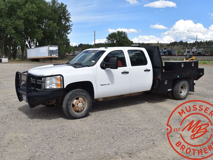2013-chevrolet-3500-image-2