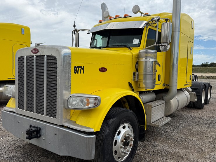 2015-peterbilt-389-image-1