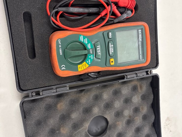 #4027-•-extech-insturments-digital-megohmmeter-with-leads-and-case-image-4