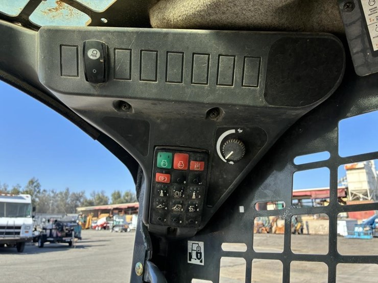 2023-deere-317g-image-15