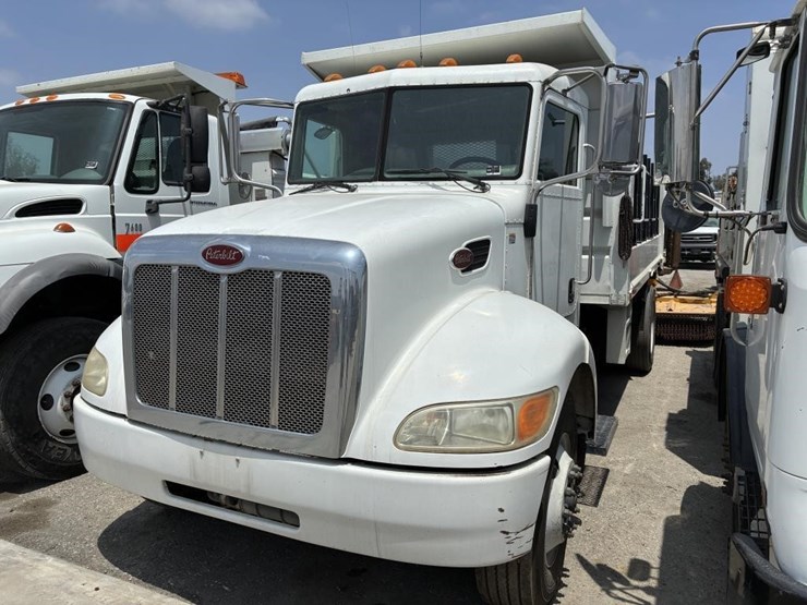 2010-peterbilt-335-image-1