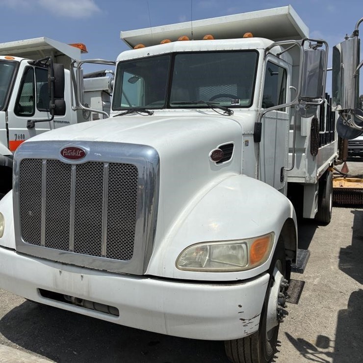 2010 PETERBILT 335